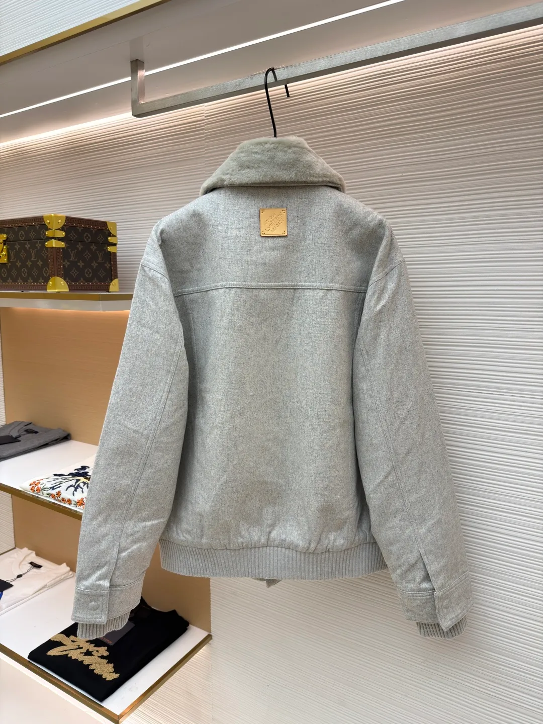 LOUIS VUITTON SKI ski series fur collar jacket ●Original version: purchased and developed by 46969 ●Item number: 1681175-D60 ●Fabric: cashmere lamb fabric ●Technology: high temperature pressing ●Color: gray ●Version: fitted version ●Weight: about 1340 grams ●Size: 46-48-50-52 ●Description: Woolen fabric made of 100% pure wool custom-dyed with floral gray yarn. The fur collar is made of real lamb fur, which is silky and skin-friendly. The diamond-embroidered pearl logo on the chest is pressed with heavy industry and high temperature. The leather tag on the back is real calfskin, artificially hand-stitched, and a customized No. 5 leather rope zipper. The overall routing is straight and delicate, the fabric is comfortable and soft, the color is consistent and there is no color difference, it can be matched with the same style to create a fashionable look, and can be used in various occasions, customized accessories, complete with three standards, the same style for men and women!